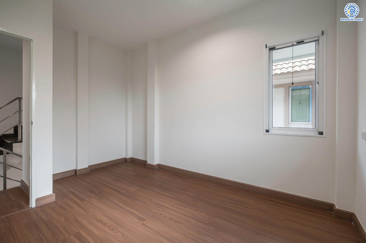 บ้านมือสองตกแต่งใหม่ โครงการ อรุณวดี พระราม5-รัตนาธิเบศร์ หลังมุม เนื้อที่ 50.4 ตร.ว. ฟังก์ชัน 3 ห้องนอน 2 ห้องน้ำ 1 ห้องอเนกประสงค์ จอดรถได้ 1 คัน บนทำเลทำเลศักยภาพ ติดถนนราชพฤกษ์ เชื่อมต่อทุกการเดินทาง ใกล้รถไฟฟ้าสายสีม่วง "สถานีบางรักใหญ่" และจุดขึ้นทางด่วน "ศรีรัช"